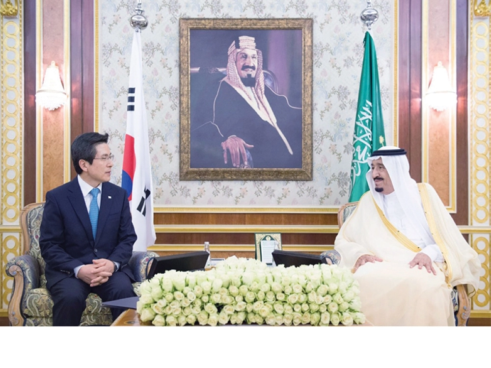 

    خادم الحرمين ورئيس وزراء كوريا الجنوبية خلال مباحثاتهما في قصر السلام بجدة أمس (واس)
