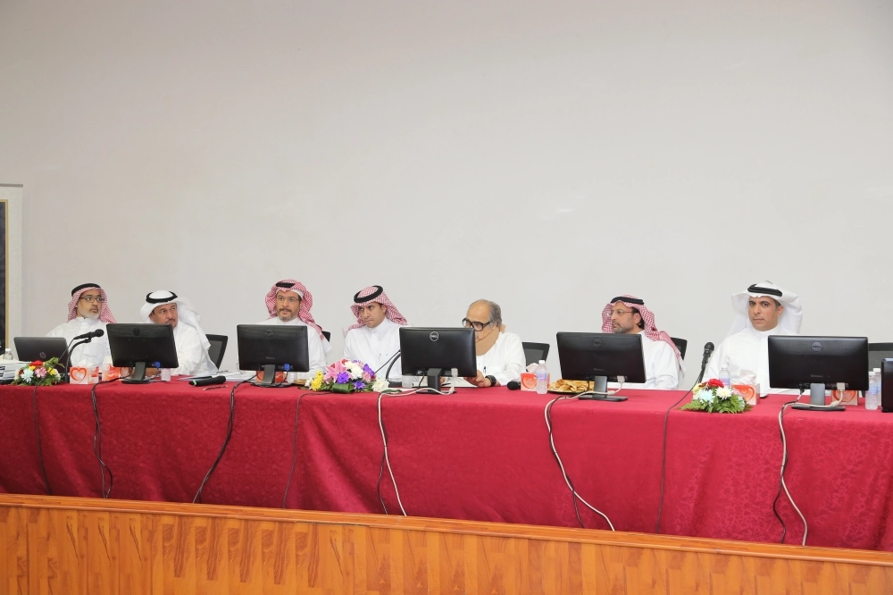 كامل يتوسط قيادات المؤسسة خلال الاجتماع  (أحمد جابر)