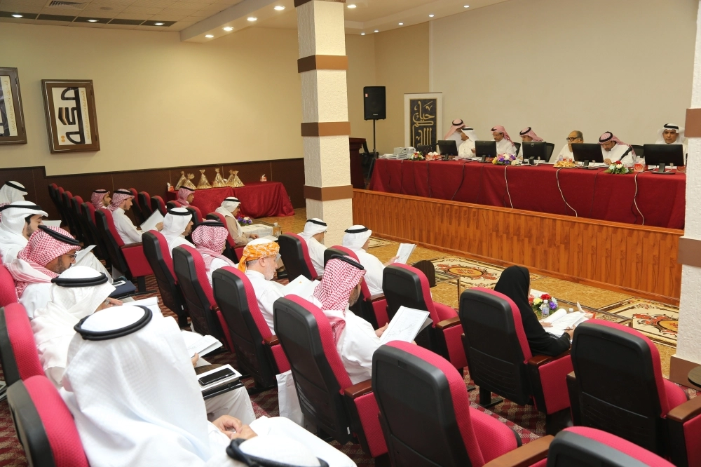 كامل يتوسط قيادات المؤسسة خلال الاجتماع  (أحمد جابر)