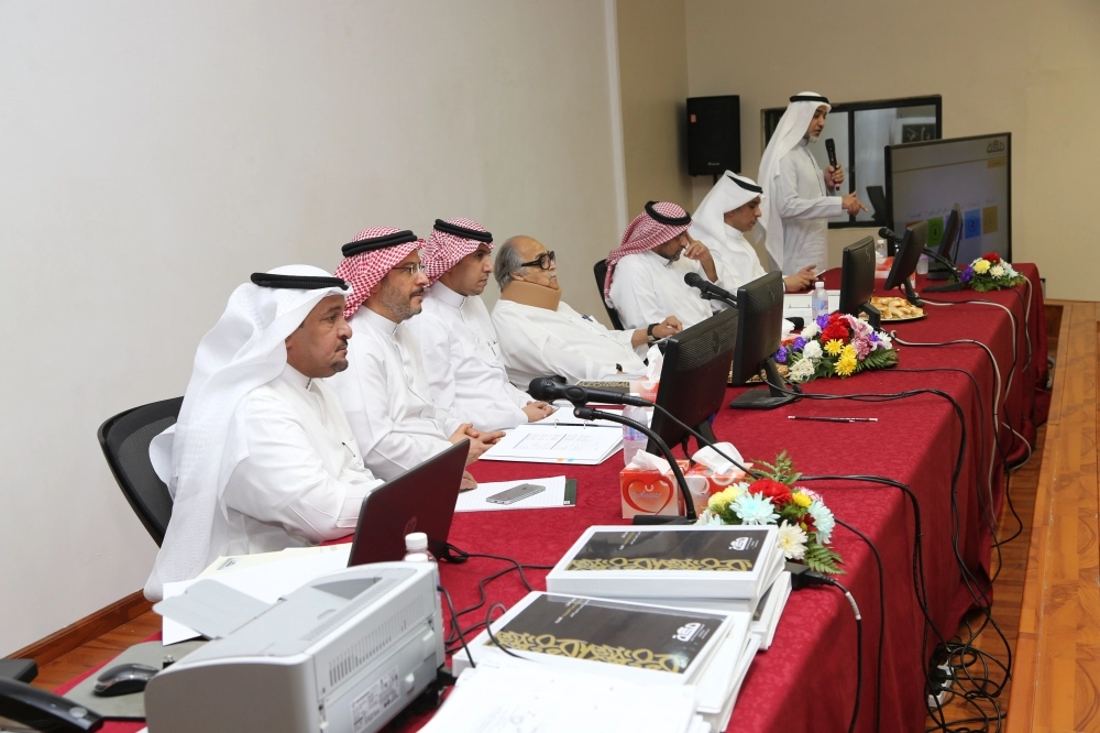 كامل يتوسط قيادات المؤسسة خلال الاجتماع  (أحمد جابر)