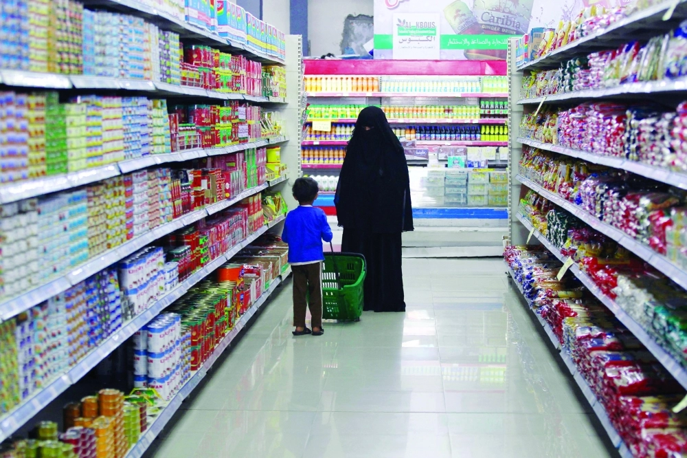 أسواق يمنية تبحث عن مشترين في ظل ارتفاع الأسعار وانهيار العملة                             (أ ف ب)
