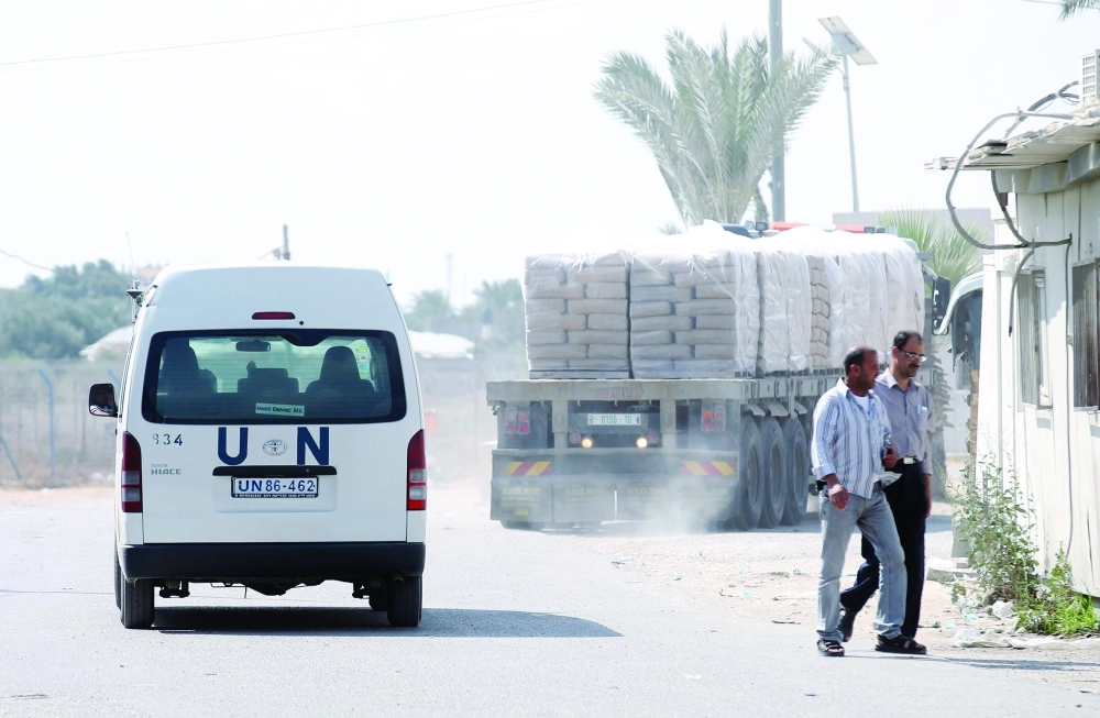 سيارة أممية تتبع شاحنة محملة بالأسمنت داخل غزة                                                                 (أ ف ب)