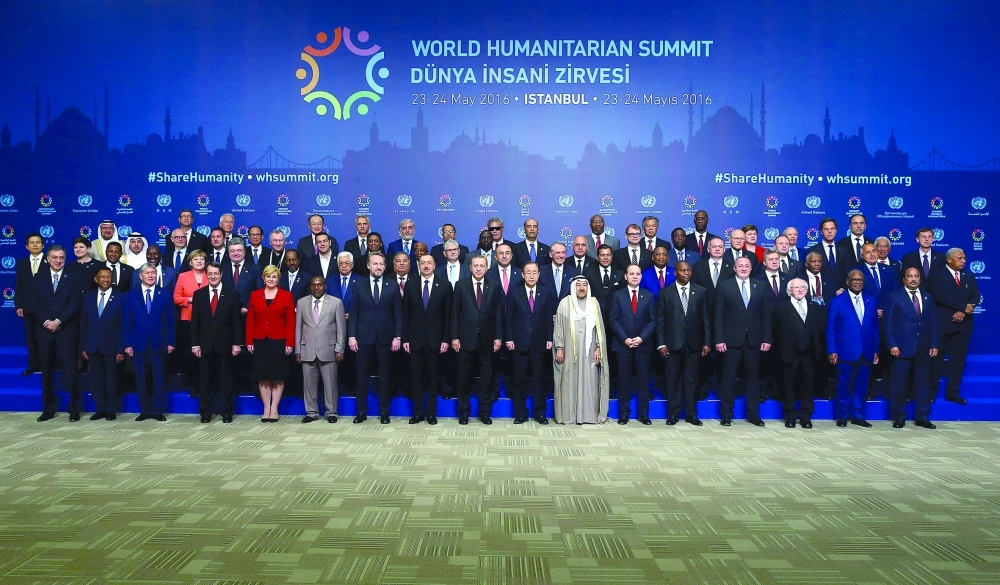 جماعية لقادة وزعماء 60 دولة على هامش قمة إسطنبول الإنسانية أمس                                                                                 (أ ب) 