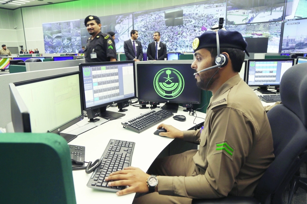 رجل أمن في مركز العمليات