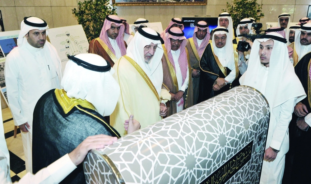 خالد الفيصل يطلع على الحواجز الذكية                                                       (واس)