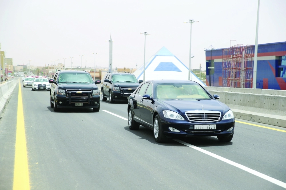 المركبات خلال عبورها الجسر بعد افتتاحه           (مكة)