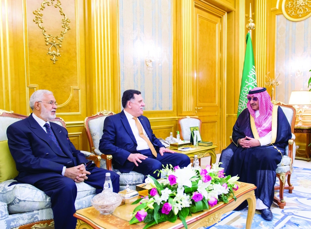  الأمير محمد بن نايف لدى لقائه فايز السراج في مكتبه بقصر السلام بجدة أمس       (واس) 