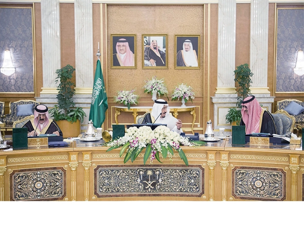 

    خادم الحرمين متحدثا إلى ولي العهد خلال جلسة مجلس الوزراء بجدة أمس (واس)
