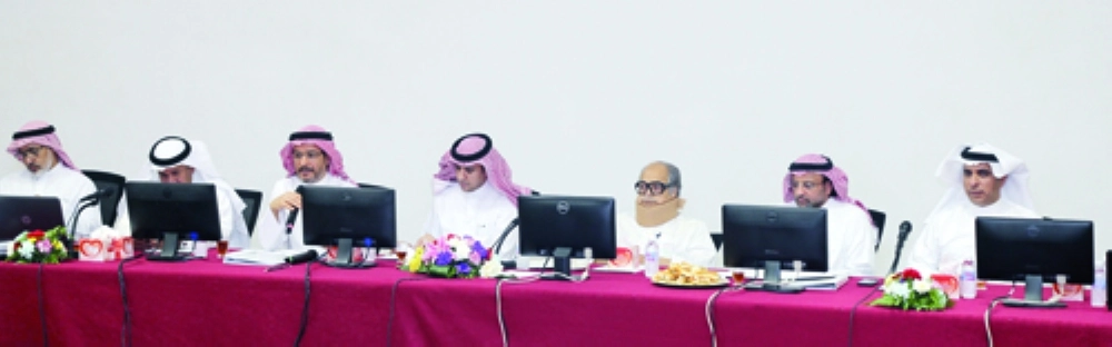 صالح كامل مترئسا الجمعية العمومية لمؤسسة مكة للطباعة والإعلام أمس في مقر الصحيفة بمكة (أحمد جابر)