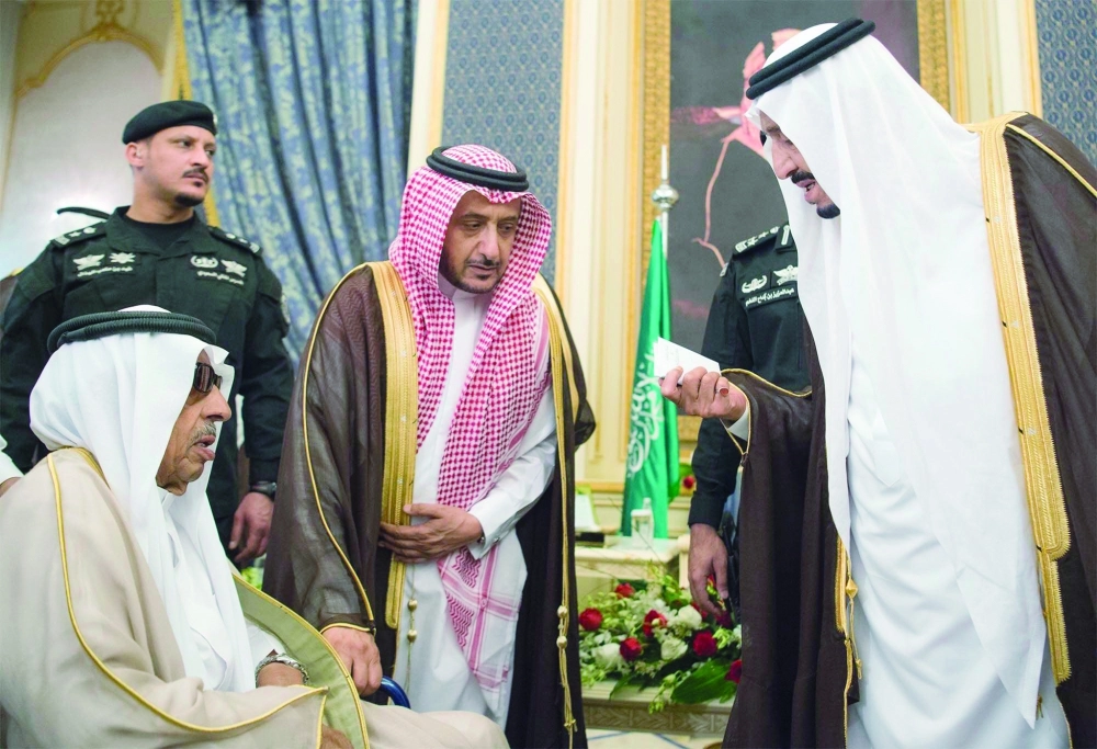 الملك سلمان لدى استقباله أحد المواطنين