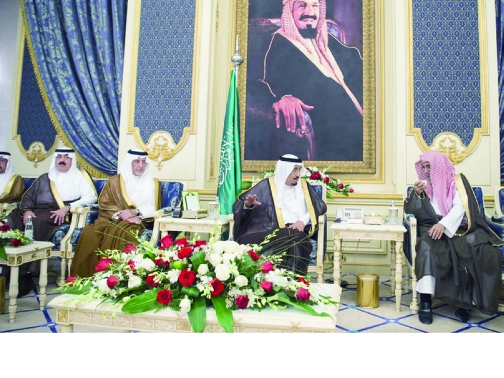 الملك سلمان خلال استقباله الأمراء والعلماء والمواطنين في قصر السلام بجدة أمس         (بندر الجلعود)