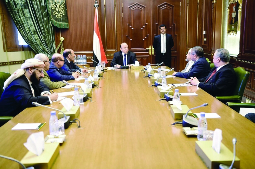 هادي خلال اجتماع مع مستشاريه بالرياض أمس                           (سبأ نت)