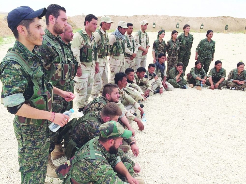 عناصر من قوات سوريا الديمقراطية بعد حصة تدريبية شمال سوريا                               (أ ب)