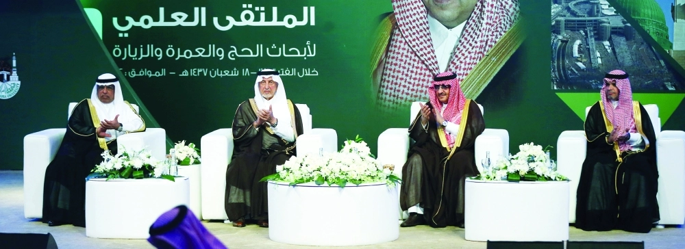 الأمير محمد بن نايف لدى حضوره الملتقى وإلى جانبه أمير مكة مساء أمس                               (ياسر بخش) 