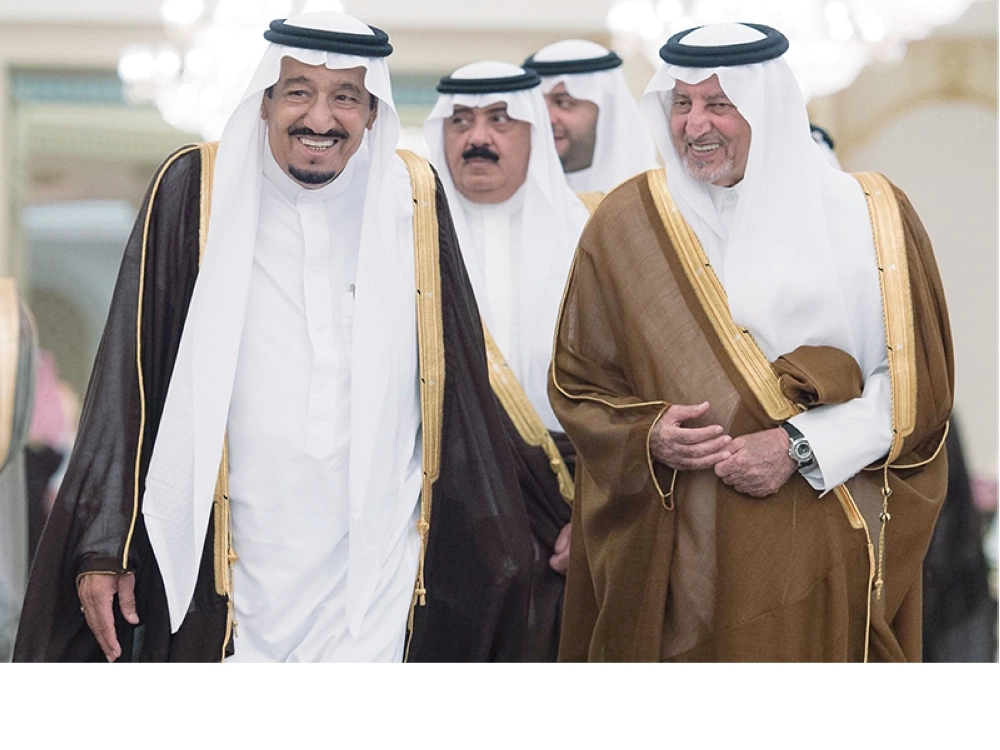 
خادم الحرمين وأمير مكة خلال الاستقبال في قصر السلام بجدة أمس (بندر الجلعود)