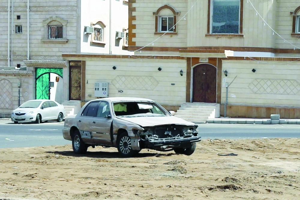 مركبة تالفة في أحد شوارع جدة  (غرم عسيري)