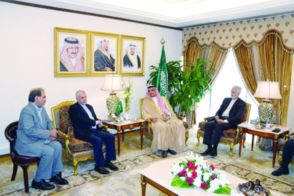 محمد بنتن لدى لقائه الوفد الإيراني أمس (أحمد جابر)