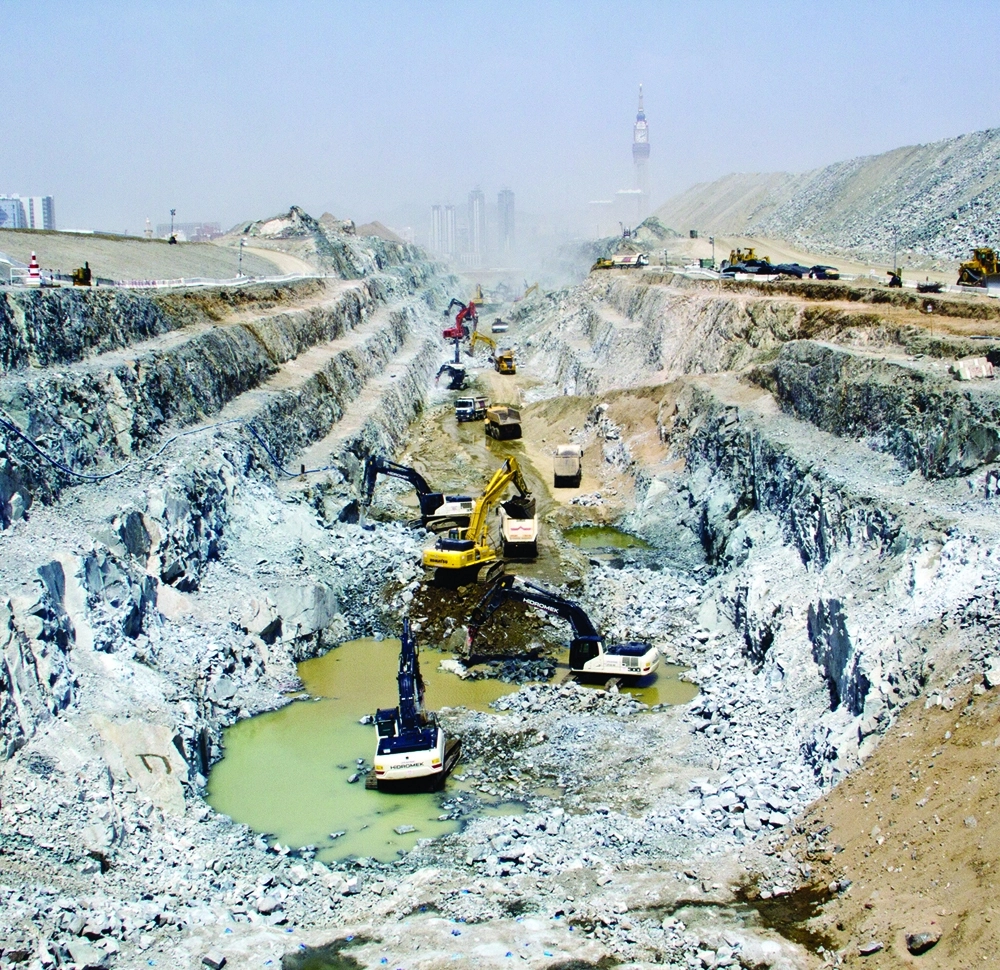 من أعمال منطقة الطريق الموازي في العاصمة المقدسة (أنس الحارثي)