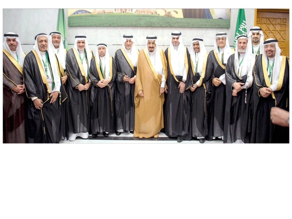 خادم الحرمين الشريفين خلال الاحتفال بمرور 50 عاما على تأسيس جامعة المؤسس بجدة أمس ويبدو الأمير خالد الفيصل (بندر الجلعود)