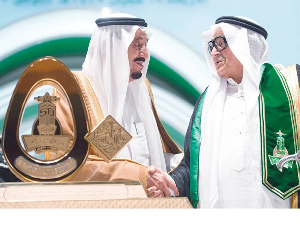 

    خادم الحرمين يصافح صالح كامل
