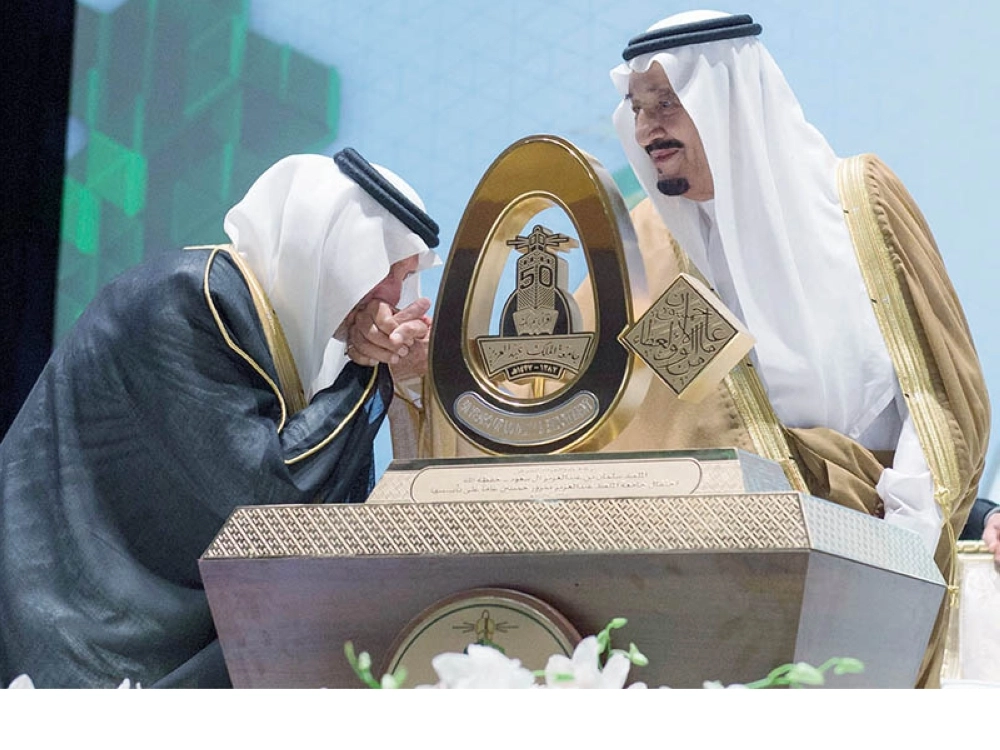 
    الملك سلمان لحظة تكريمه خالد الفيصل (بندر الجلعود)