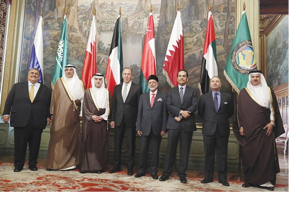جماعية لوزراء مجلس التعاون لدول الخليج العربية مع نظيرهم الروسي سيرجي لافروف والأمين العام للمجلس في موسكو (إ ب أ)