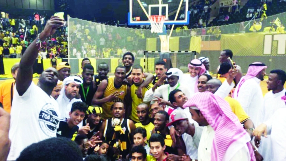 لاعبو الاتحاد يحتفلون ببطولة السلة أمس           (مكة)