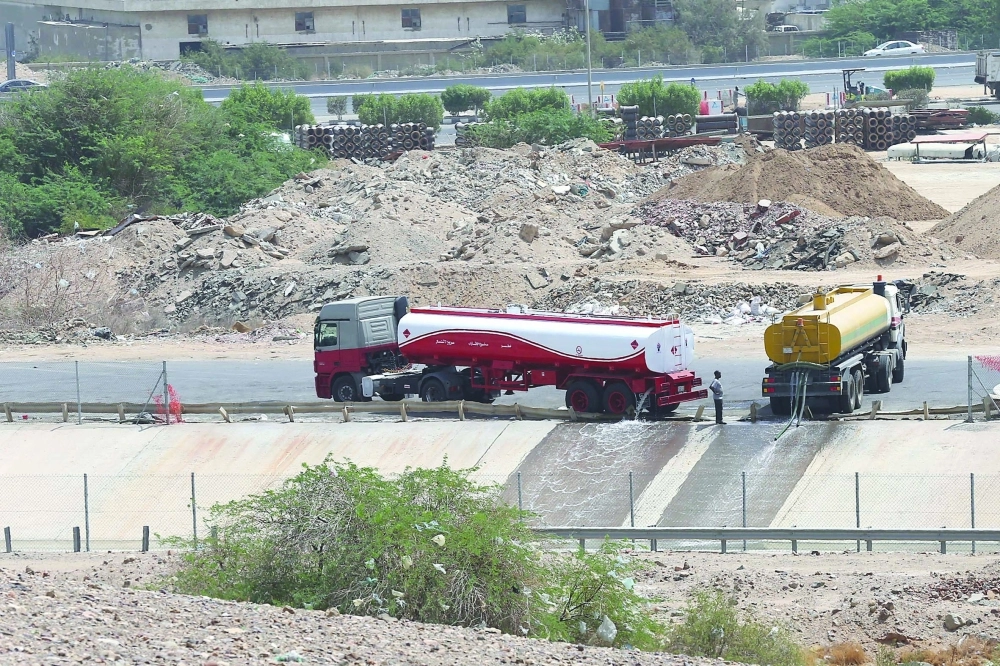 صهاريج صرف تفرغ حمولتها في مجرى سيل مشروع الأمير فواز                        (غرم عسيري)