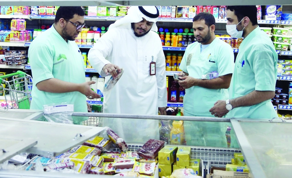 المراقبون الصحيون أثناء تفقد المواد الغذائية         (ياسر بخش)