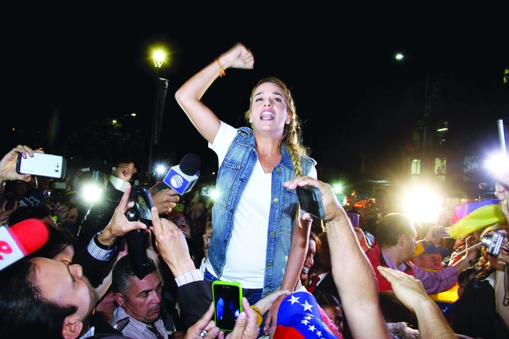 زوجة زعيم المعارضة في حشد بكولومبيا لدعم فنزويلا (رويترز)