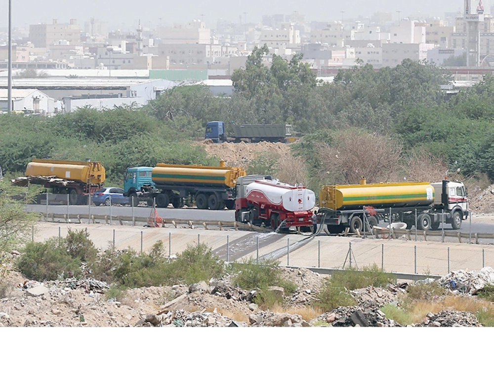 
    صهاريج صرف تفرغ حمولتها في مجرى سيل مشروع الأمير فواز (غرم عسيري)