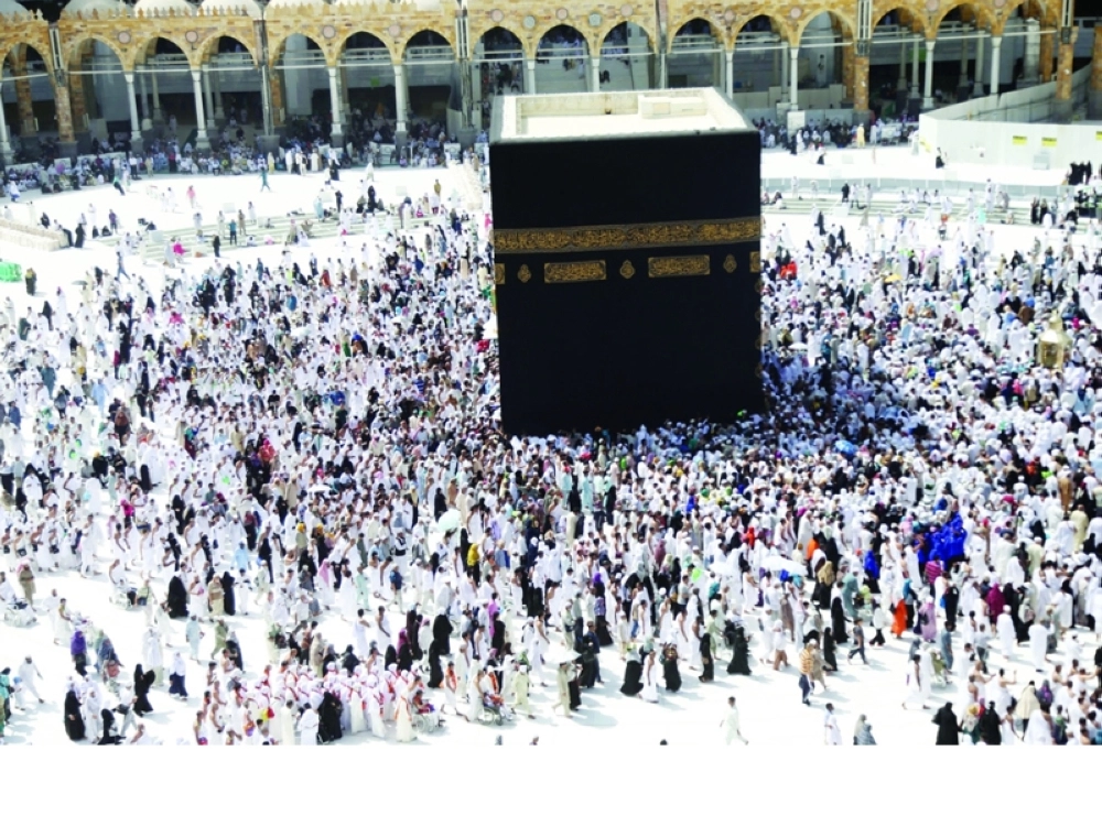 معتمرون وزوار في صحن المطاف                            (مكة) 