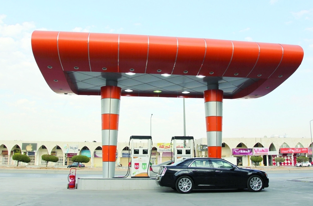 سيارة تتزود بالوقود في الرياض                  (مكة)