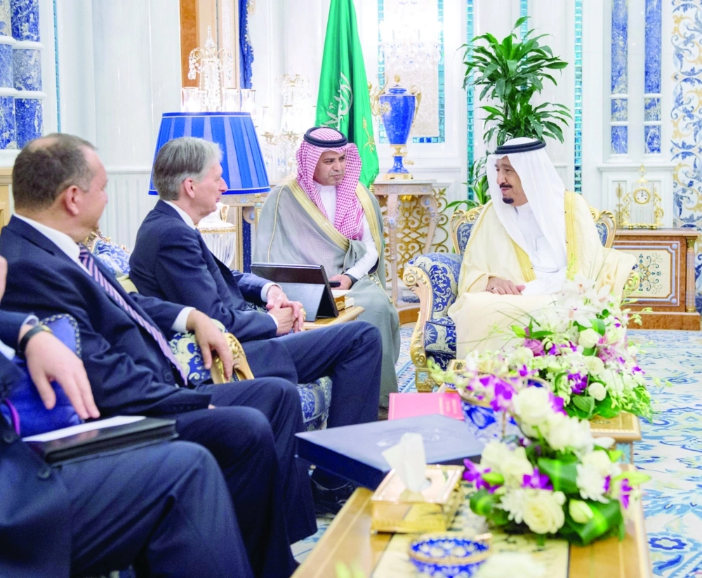 الملك سلمان مستقبلا فيليب هاموند بقصر السلام أمس (واس)