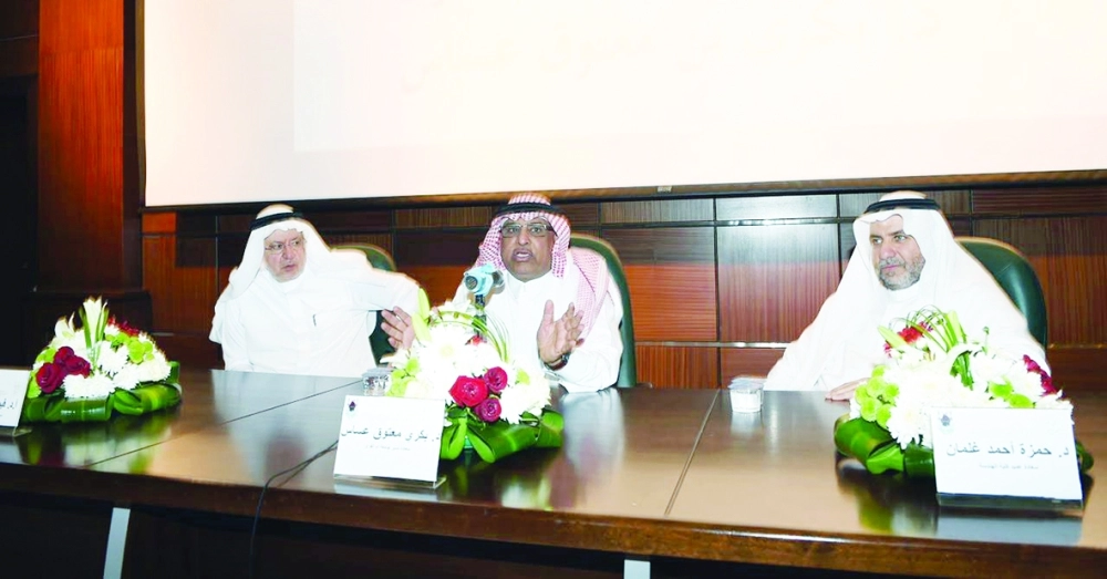 بكري عساس خلال لقائه بالمهندسين المتدربين             (مكة)