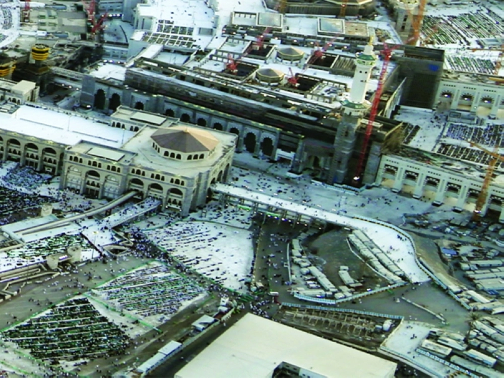 مزلقان الفتح بين مباني التوسعة الشمالية والمروة        (أحمد جابر)