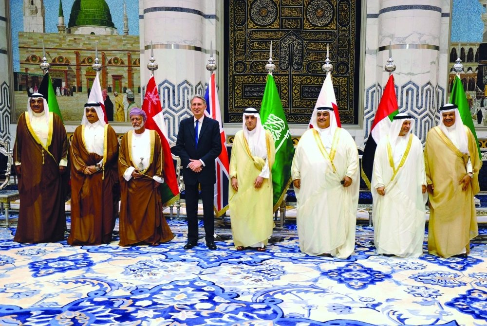 وزراء خارجية الخليج ونظيرهم البريطاني على هامش اجتماع خليجي بريطاني في جدة أمس                                                                    (أ ف ب)