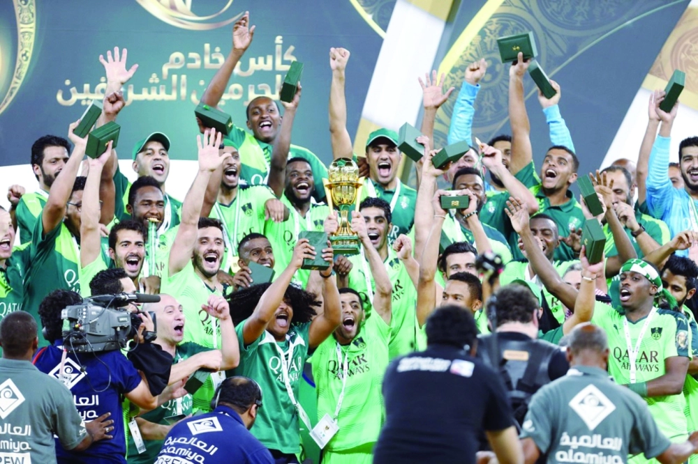  لاعبو الأهلي عقب تتويجهم بكأس الملك أمس (ياسر بخش)