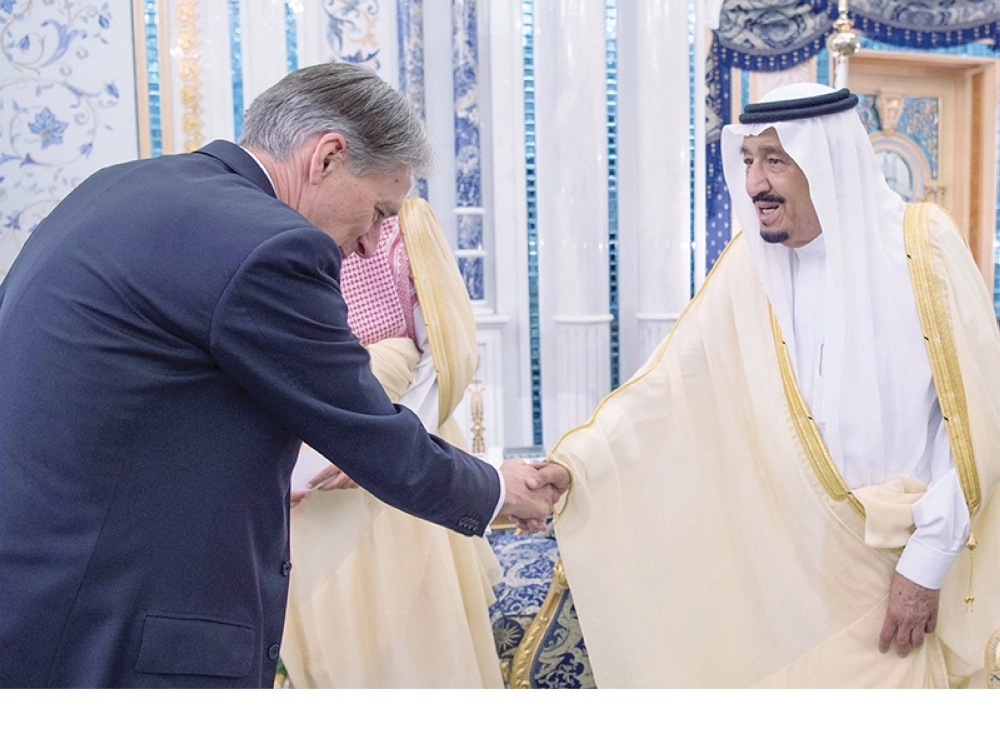 خادم الحرمين مستقبلا وزير خارجية بريطانيا في جدة أمس (واس)
