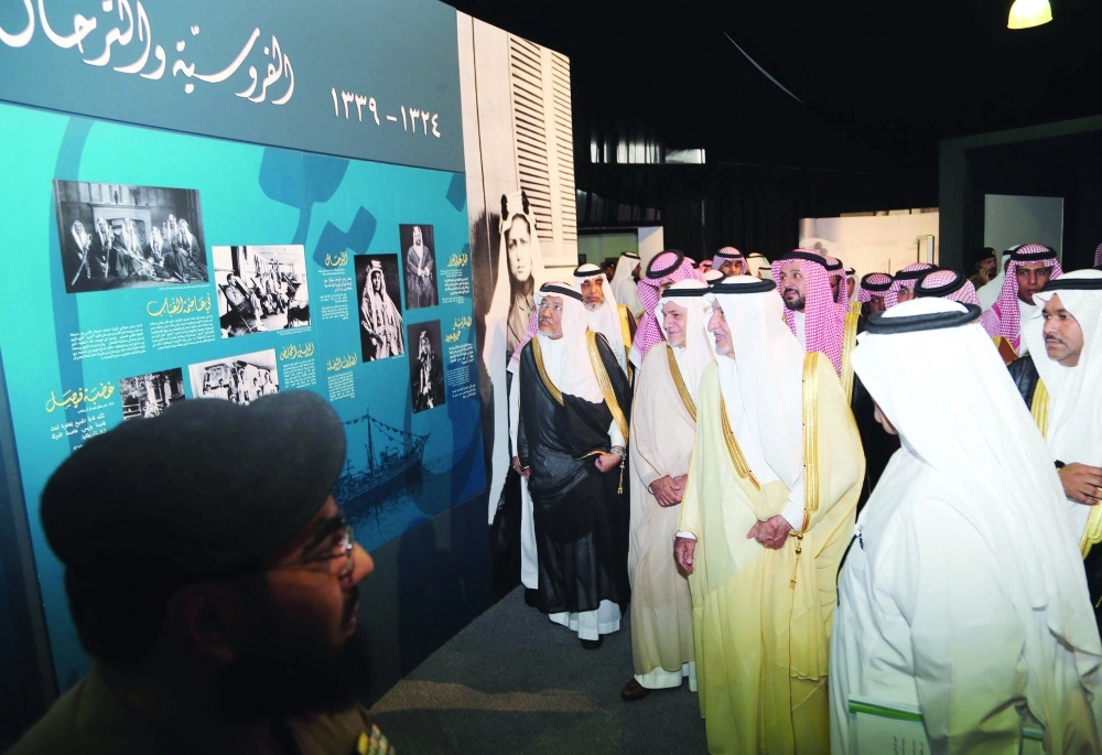  خالد و تركي الفيصل خلال جولتهما في المعرض (أحمد جابر)  