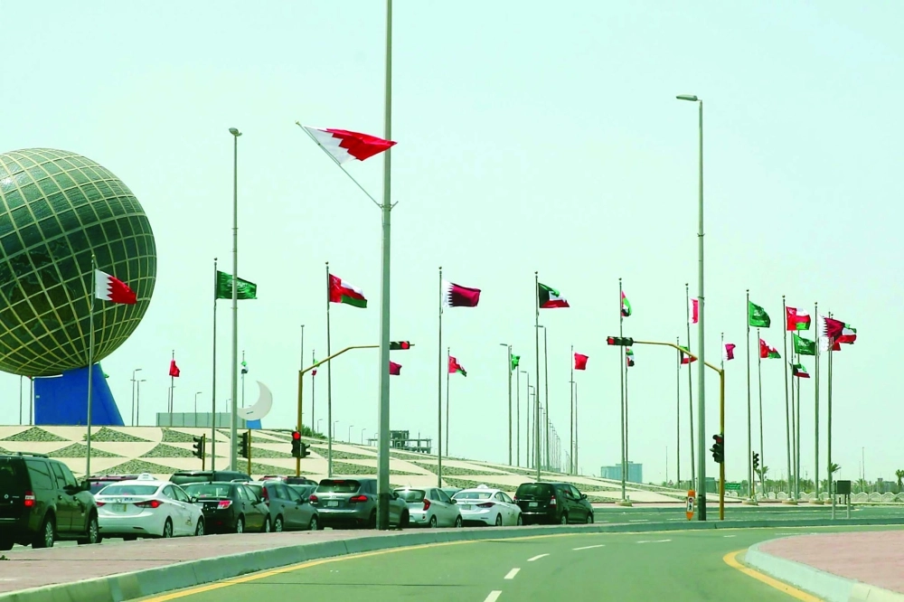 أعلام الدول الخليجية تزين ميادين جدة استعدادا للقمة الخليجية                          (ثامر الفرج)