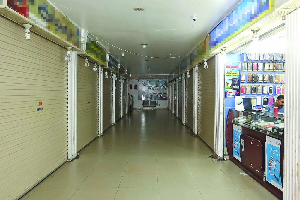 محلات مغلقة في سوق شهير للاتصالات بجدة (غرم العسيري) 