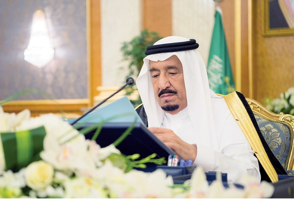 
    خادم الحرمين مترئسا جلسة مجلس الوزراء في جدة أمس (واس)
