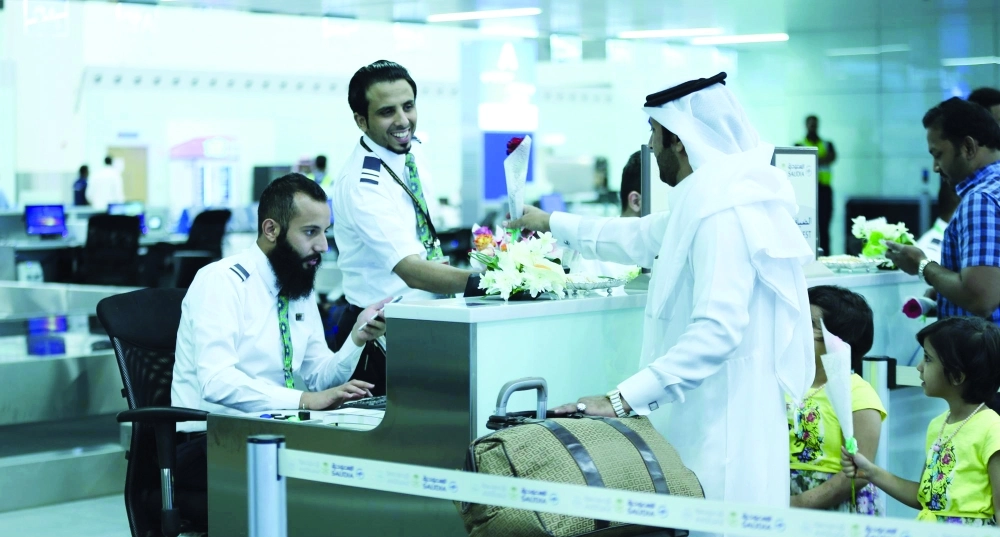 موظفون في مطار الملك خالد خلال تأدية عملهم                   (مكة)