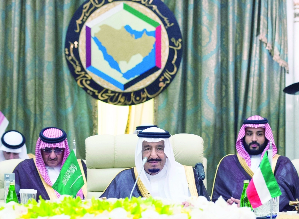 الملك سلمان مترئسا جلسة اللقاء ويبدو الأميران محمد بن نايف ومحمد بن سلمان