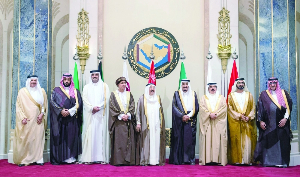     .. ويتوسط القادة في الصورة التذكارية