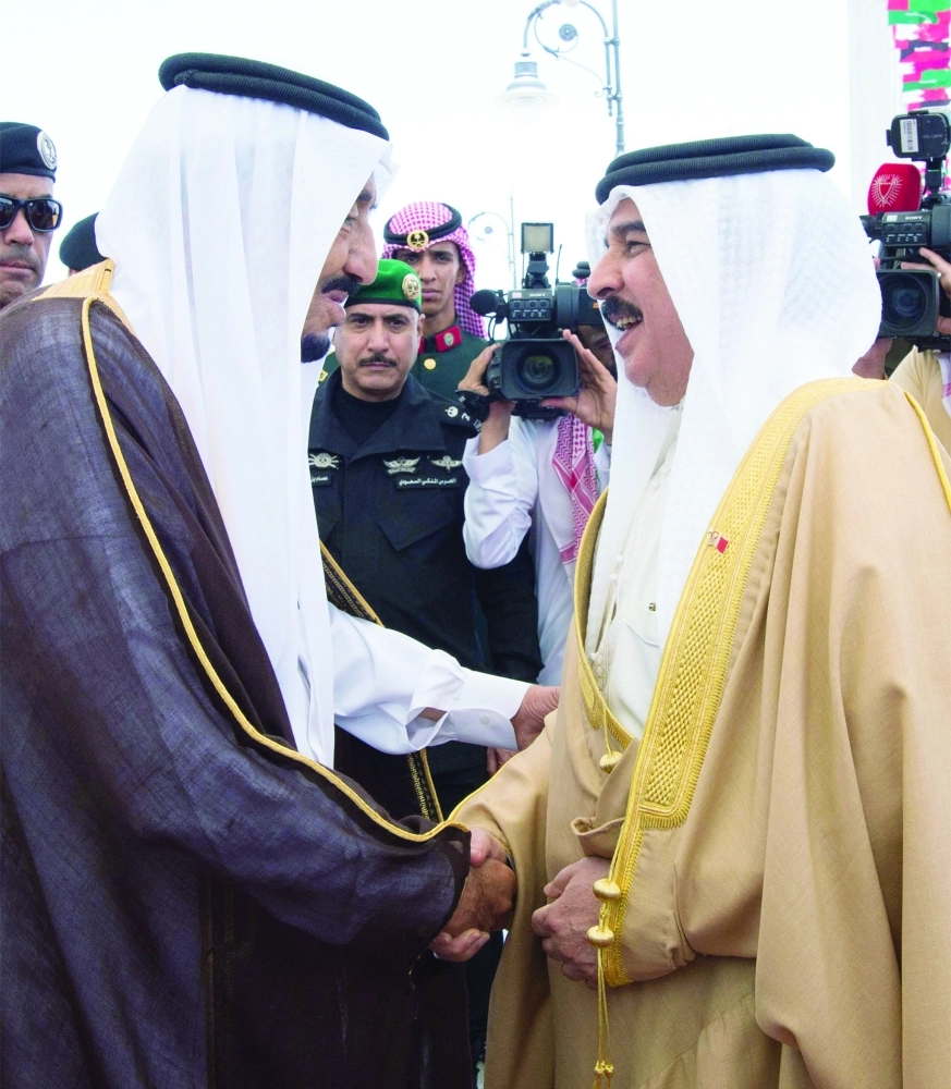 الملك سلمان مصافحا حمد بن عيسى آل خليفة