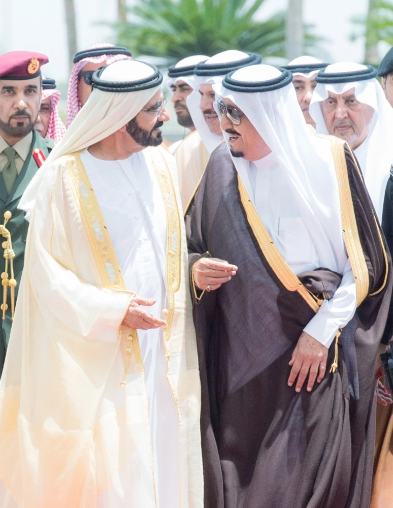 الملك سلمان مصافحا محمد بن راشد آل مكتوم