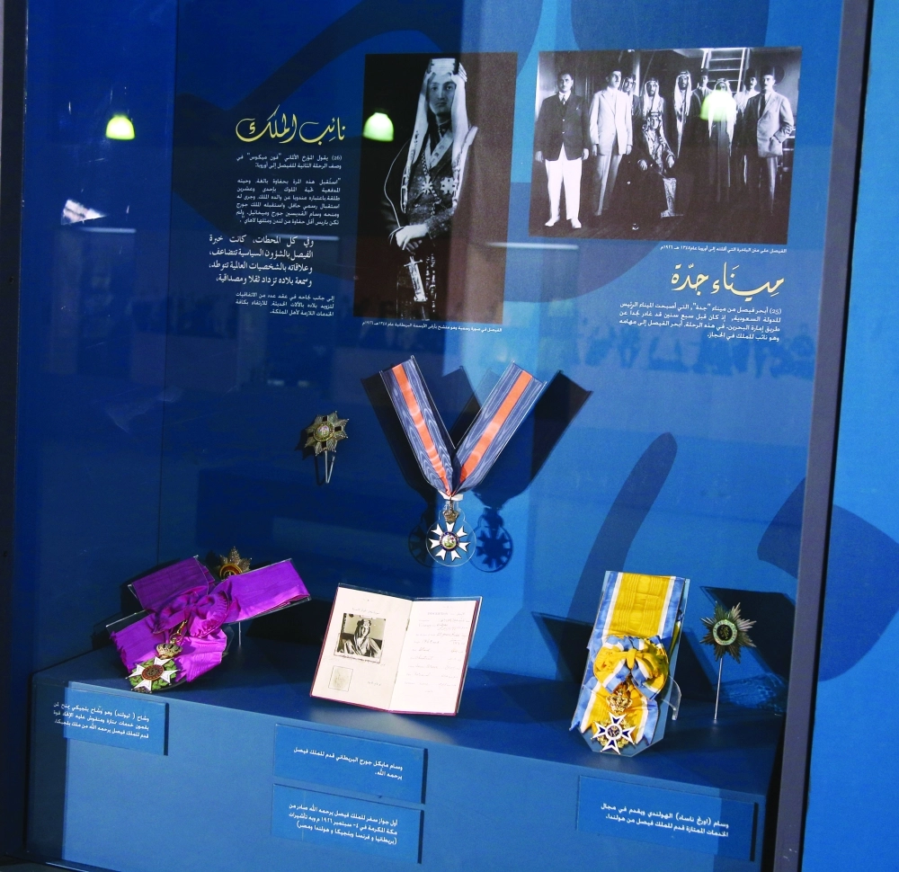 جواز السفر ومقتنيات أخرى للملك فيصل يرحمه الله في المعرض                (أحمد جابر)