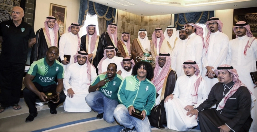 خالد الفيصل يتوسط منسوبي الأهلي           (إعلامي الأهلي)